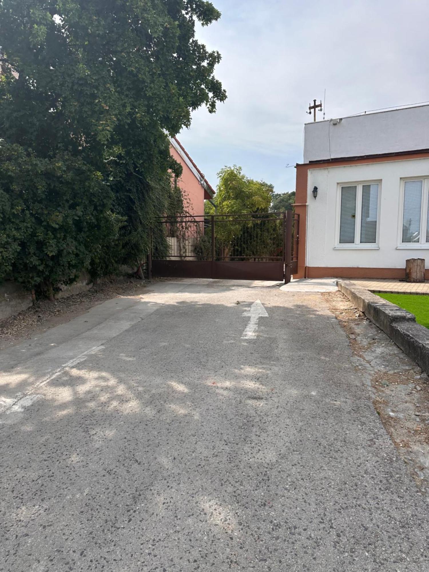 Prijemny Podkrovny Byt V Srdci Dechtic Dechtice Exterior photo